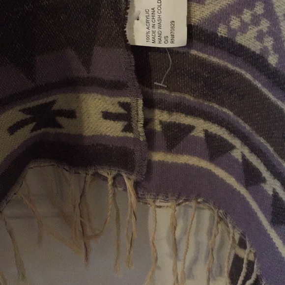 - ✨✨Classy Vintage/ Aztec Fall  poncho 💫💫 - Picture 5 of 6